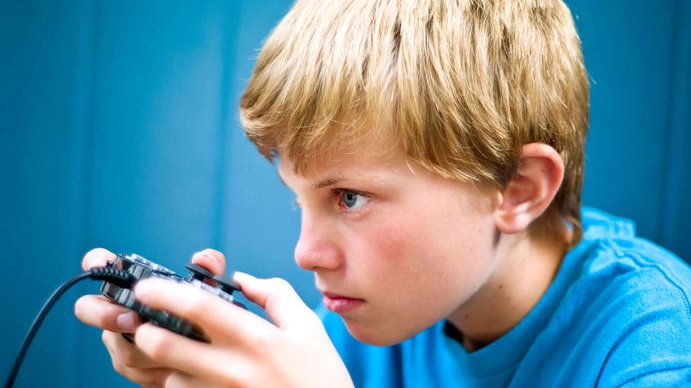 I videogiochi distraggono i bambini dai doveri scolastici - Foto: Peter Casolino / Alamy