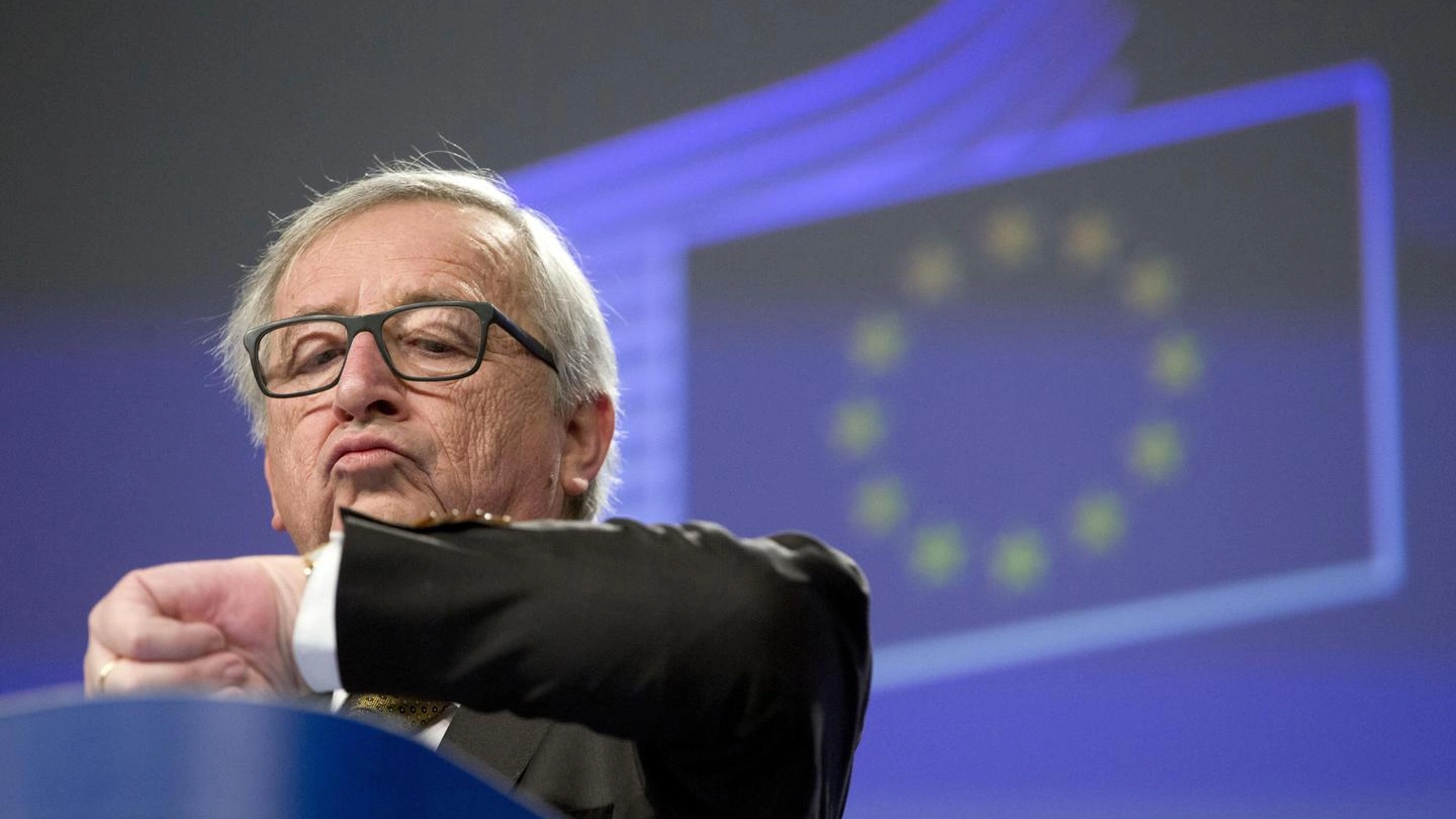 Jean-Claude Juncker controlla l'orologio (Ansa)