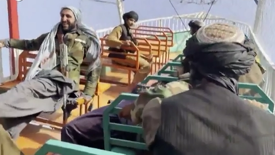 Un frame del video che mostra talebani sulle giostre del City Amusement di Kabul (Ansa)