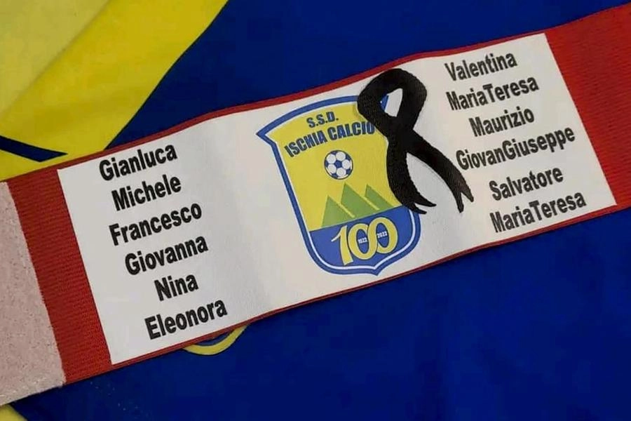 Ischia Calcio, la fascia del capitano con i nomi delle vittime