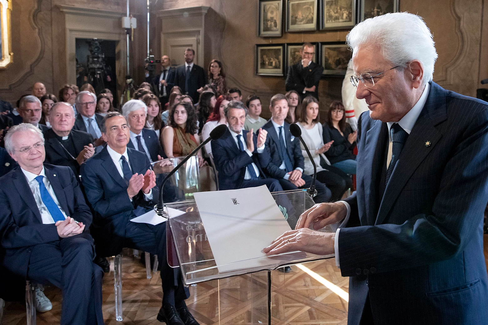 Milano, Sergio Mattarella alla cerimonia per il 150° anniversario della morte di Alessandro Manzoni (Ansa)