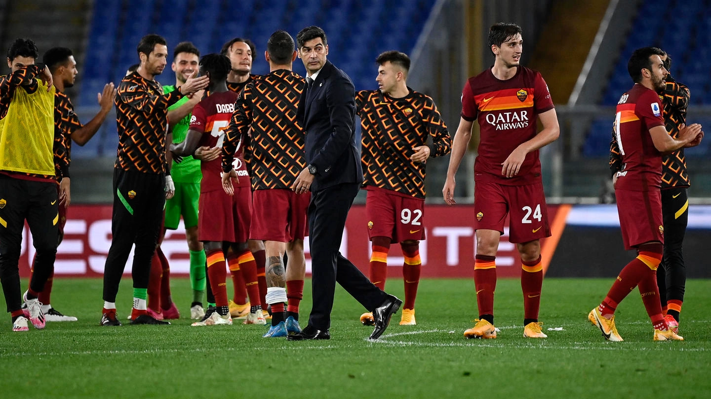 Fonseca e l'esultanza della Roma dopo la vittoria del derby con la Lazio (Ansa)