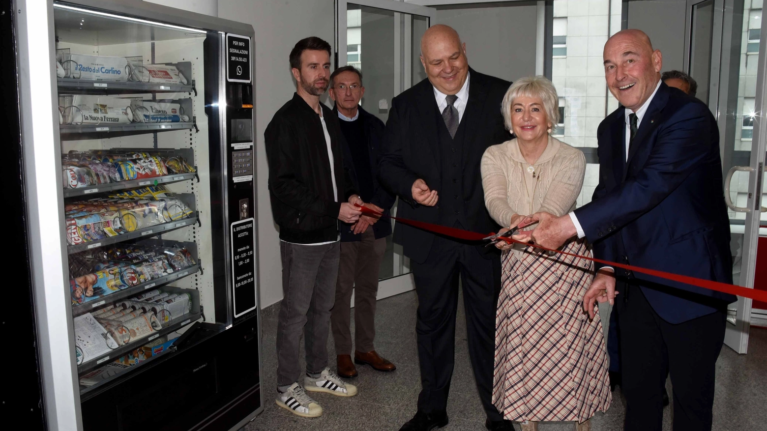 Inaugurato il primo distributore automatico di giornali all'ospedale di Cona con la direttrice dell'Ausl di Ferrara, Monica Calamai, e il presidente della Fieg Andrea Riffeser Monti (Businesspress)