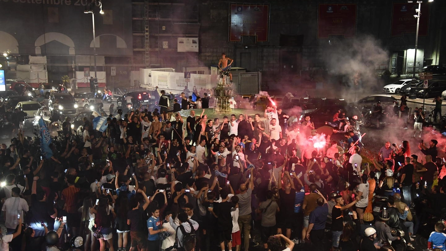 Napoli, la festa in strada per la vittoria in Coppa Italia (Ansa)