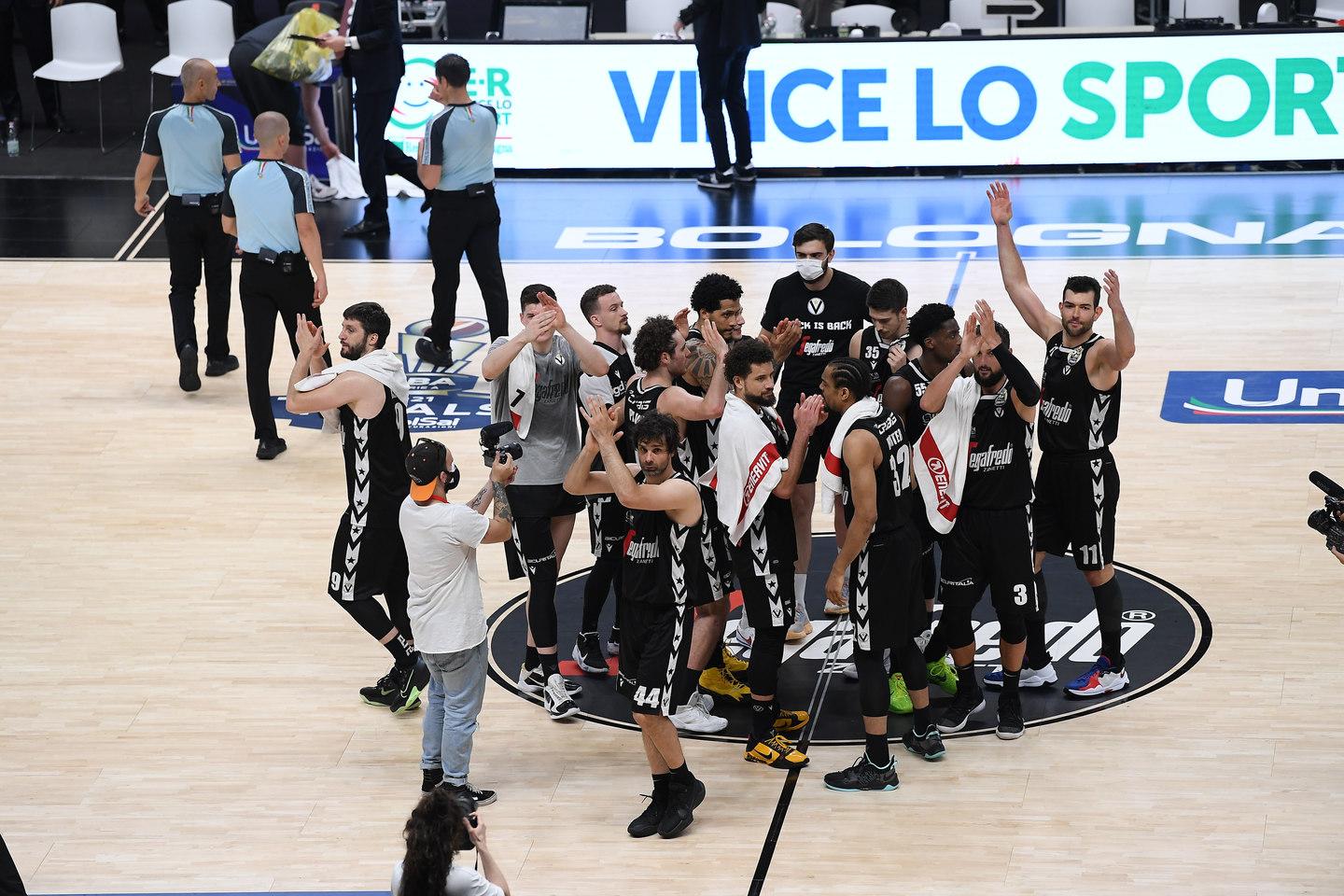 Basket: la Virtus Bologna domina anche gara 3. Scudetto a un passo