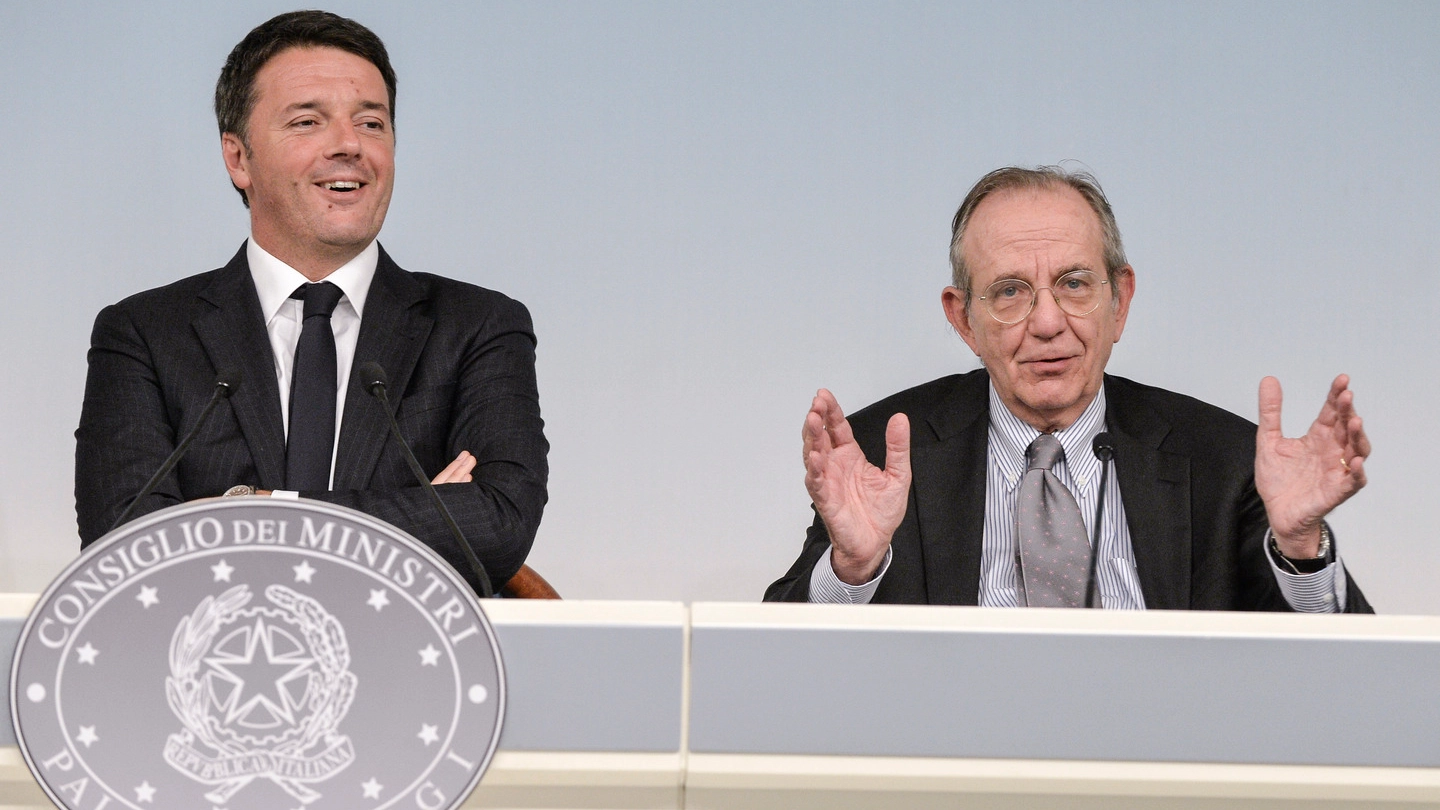 Matteo Renzi e Pier Carlo Padoan (Imagoeconomica)