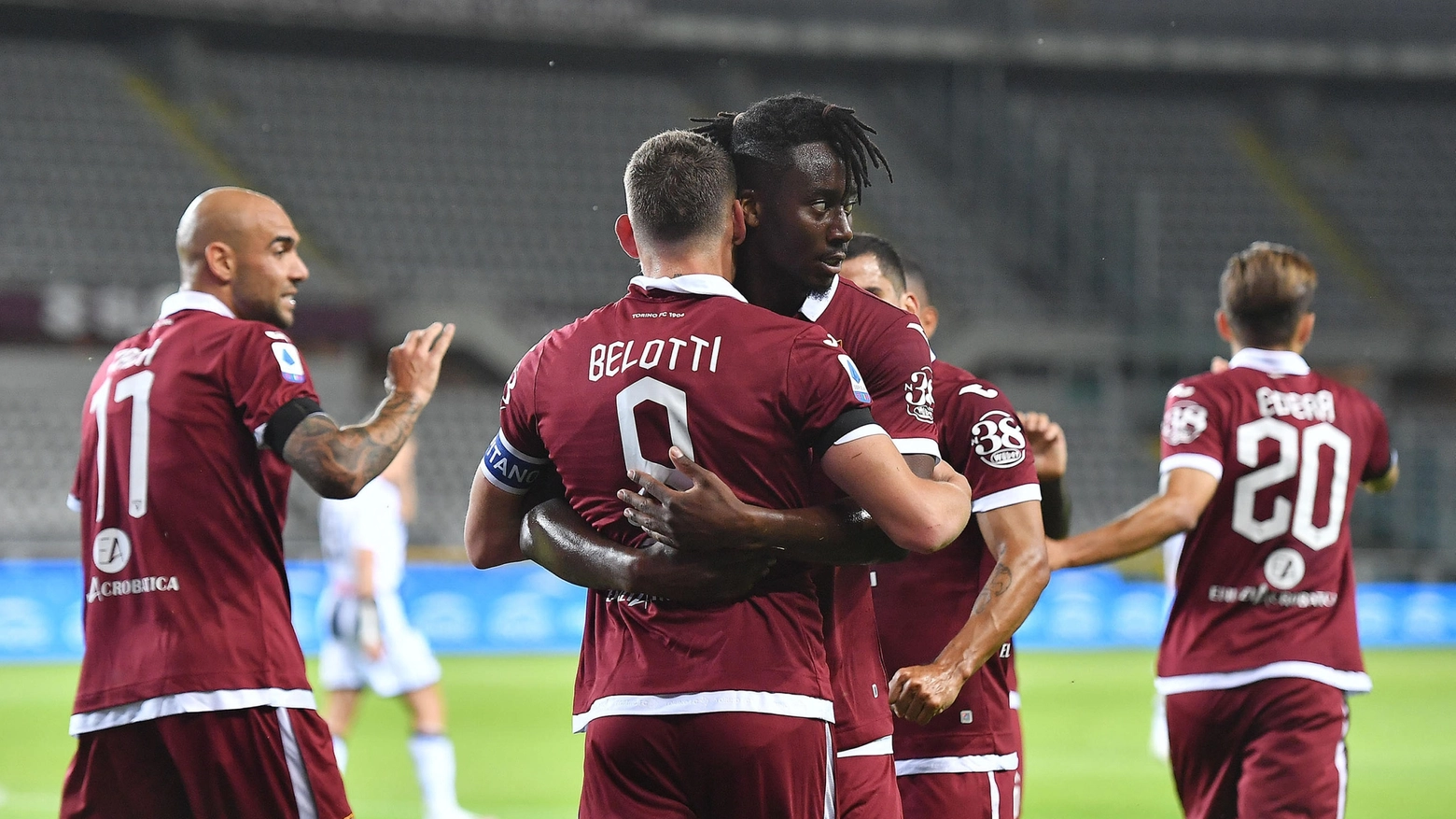 Il Torino festeggia un gol (Ansa)
