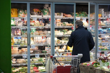 Inflazione alle stelle: ecco cosa stanno tagliando le famiglie italiane (e a cosa non rinunciano)