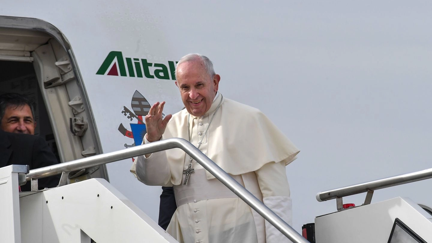 Papa Francesco in partenza per gli Emirati (Afp Lapresse)