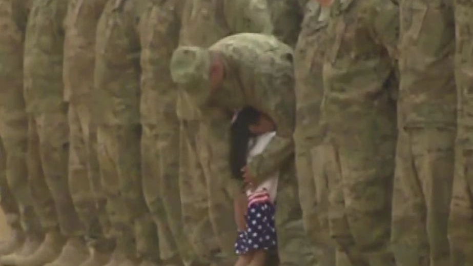 Non vede il papà da anni: bimba corre ad abbracciarlo in mezzo ai soldati (video Abc)