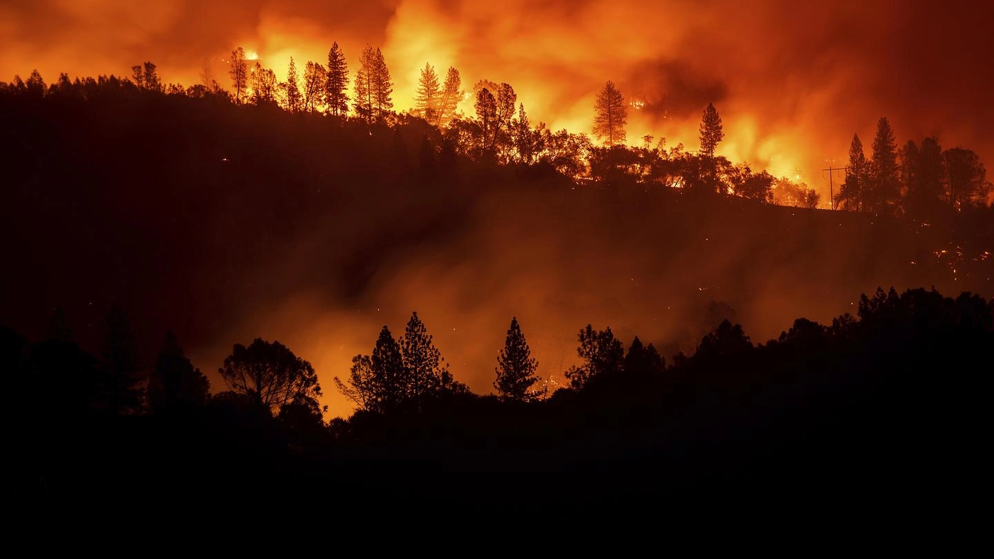 California, l'inferno peggiore dal 1933 (Ansa)