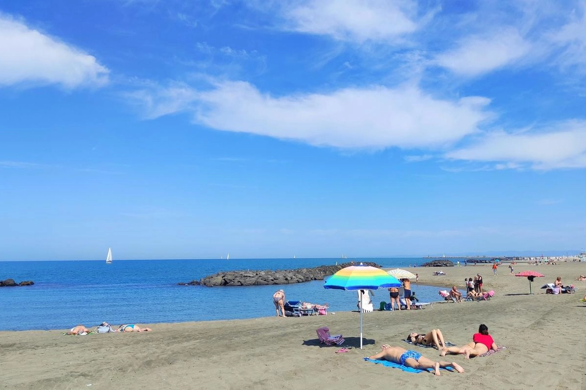 Inizia la stagione balneare, buona l'affluenza sul litorale romano, Fregene (Roma)