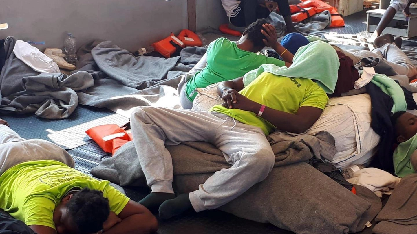 Migranti a bordo della Sea Watch 3 (Ansa)