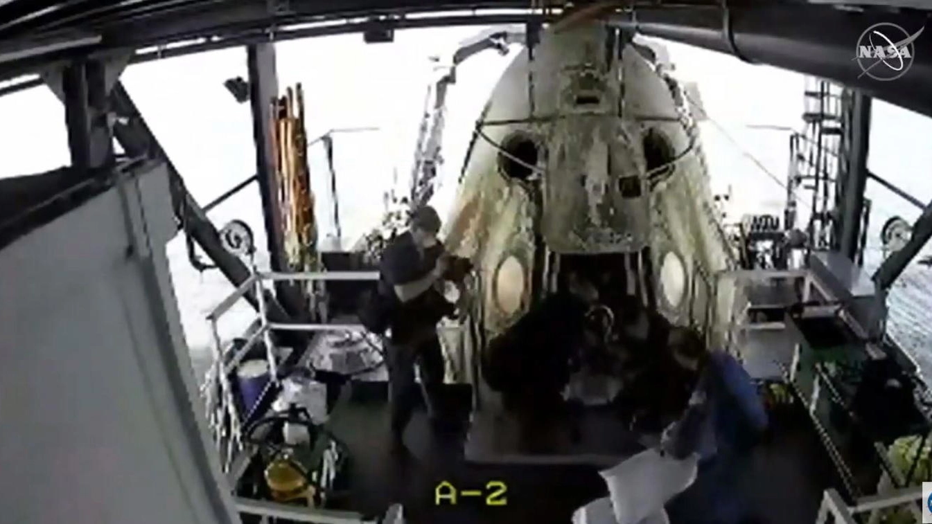 SpaceX, le operazioni di recupero della navicella (Ansa)