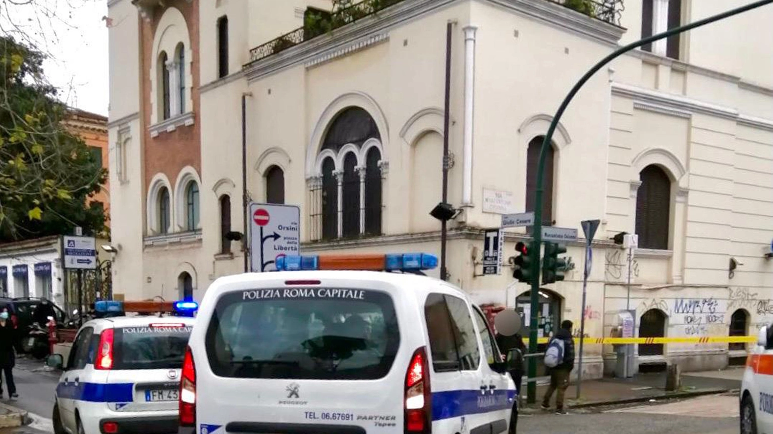 Roma, scontro ambulanza-auto