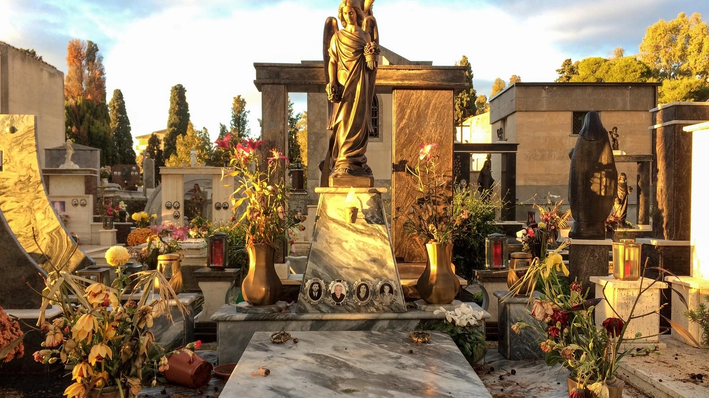 La tomba di famiglia di Riina, al cimitero di Corleone (Lapresse)