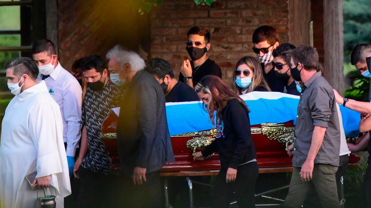 Il funerale di Maradona al cimitero Jardin Bella Vista (Ansa)