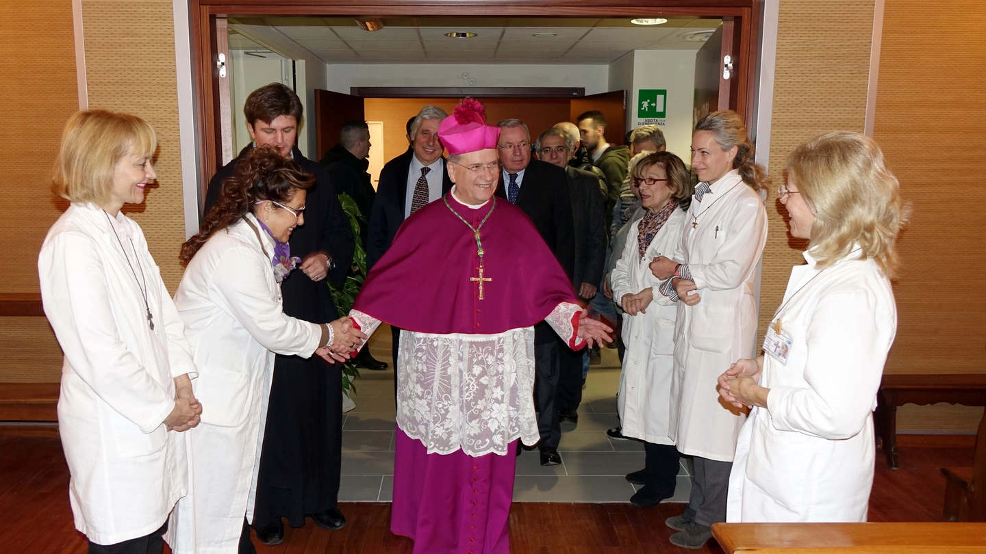 L'arrivo del vescovo Tardelli a Pistoia: prima tappa l'ospedale San Jacopo (FotoCastellani)