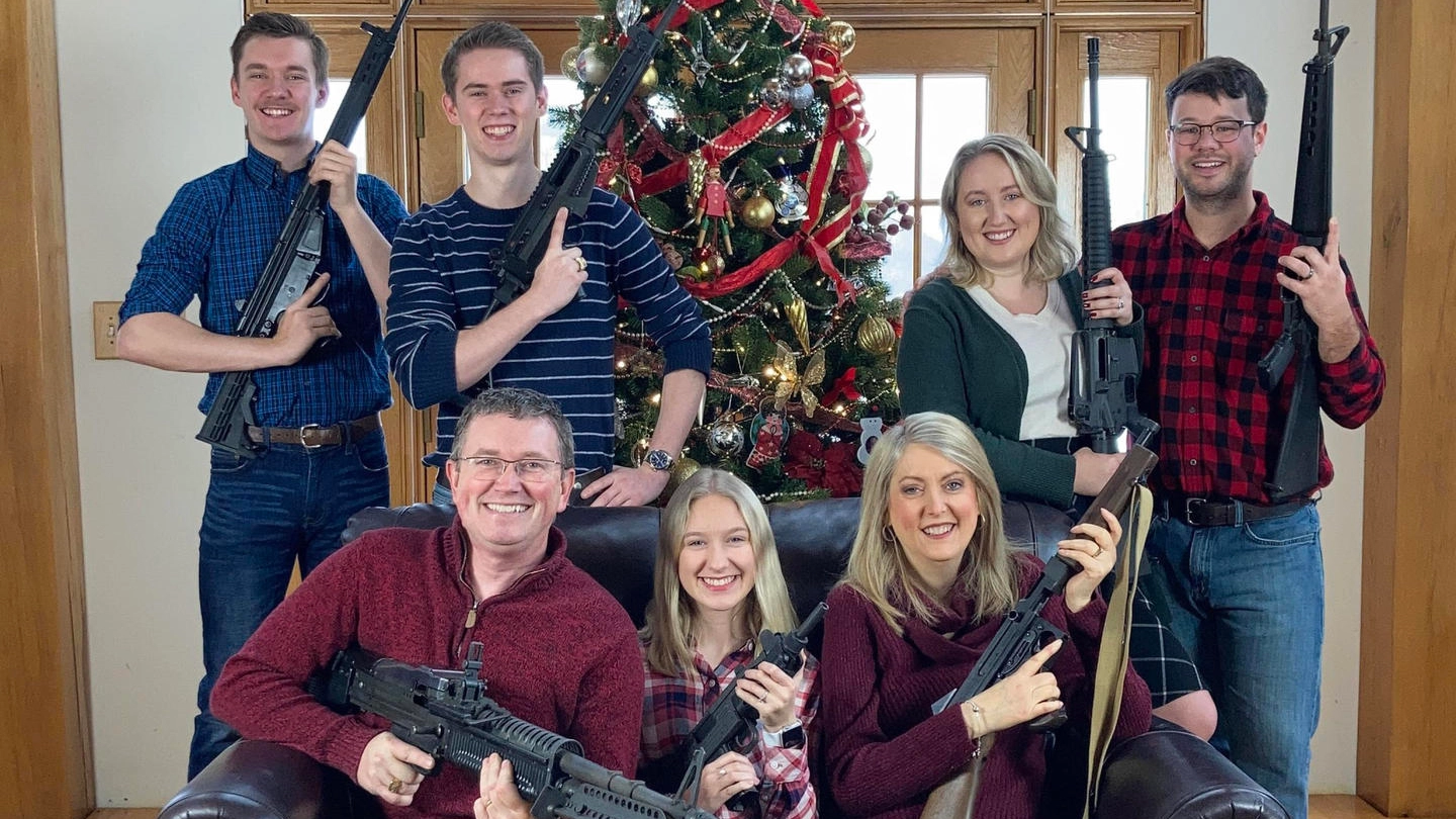 Thomas Massie e famiglia nella foto di Natale pubblicata su Twitter (Ansa)
