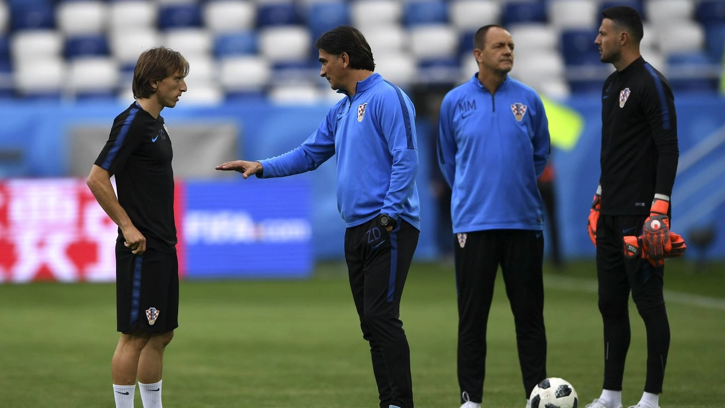 L'allenamento della Croazia, Modric parla con il tecnico Dalic (Afp)