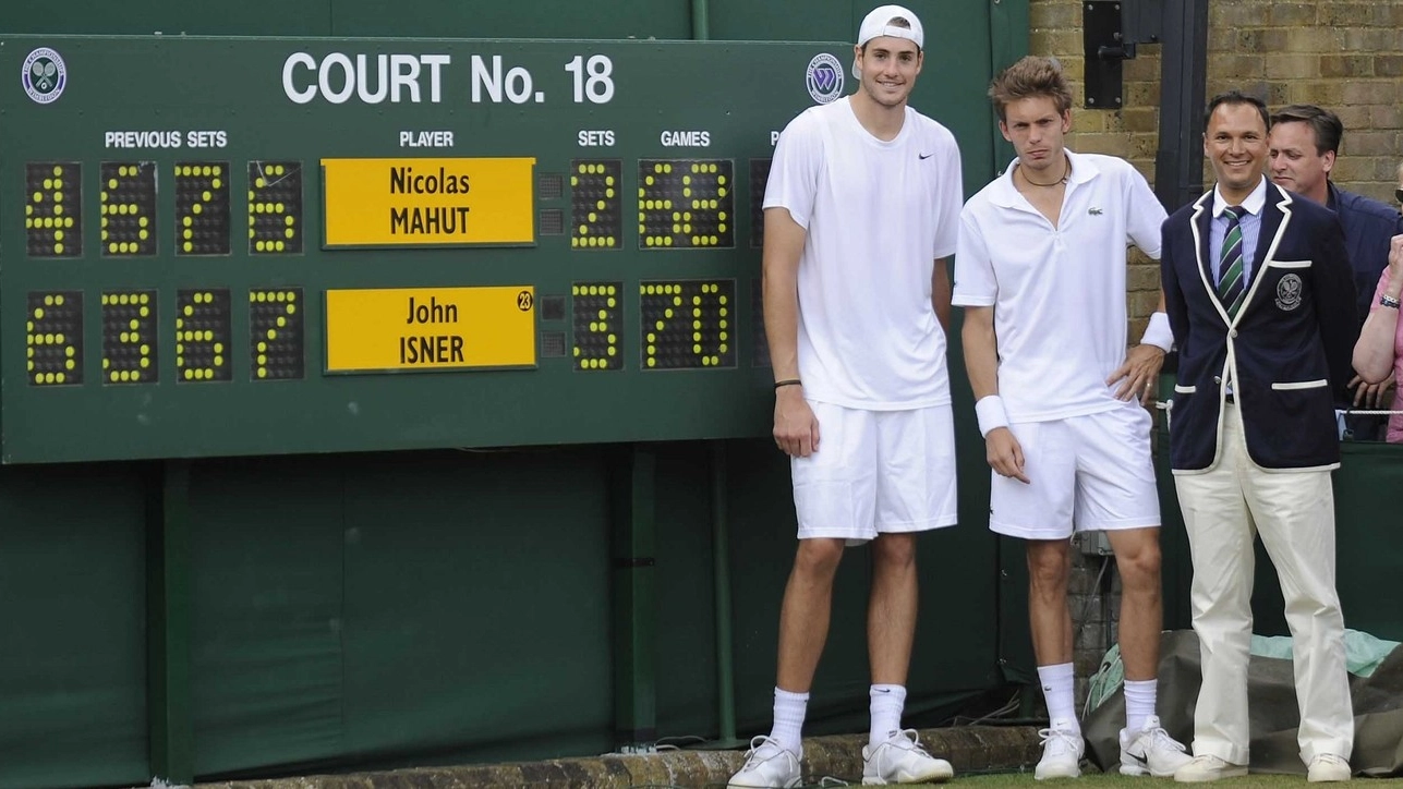 Sul campo 18 di Wimbledon l'americano John Isner e il francese Nicolas Mahut