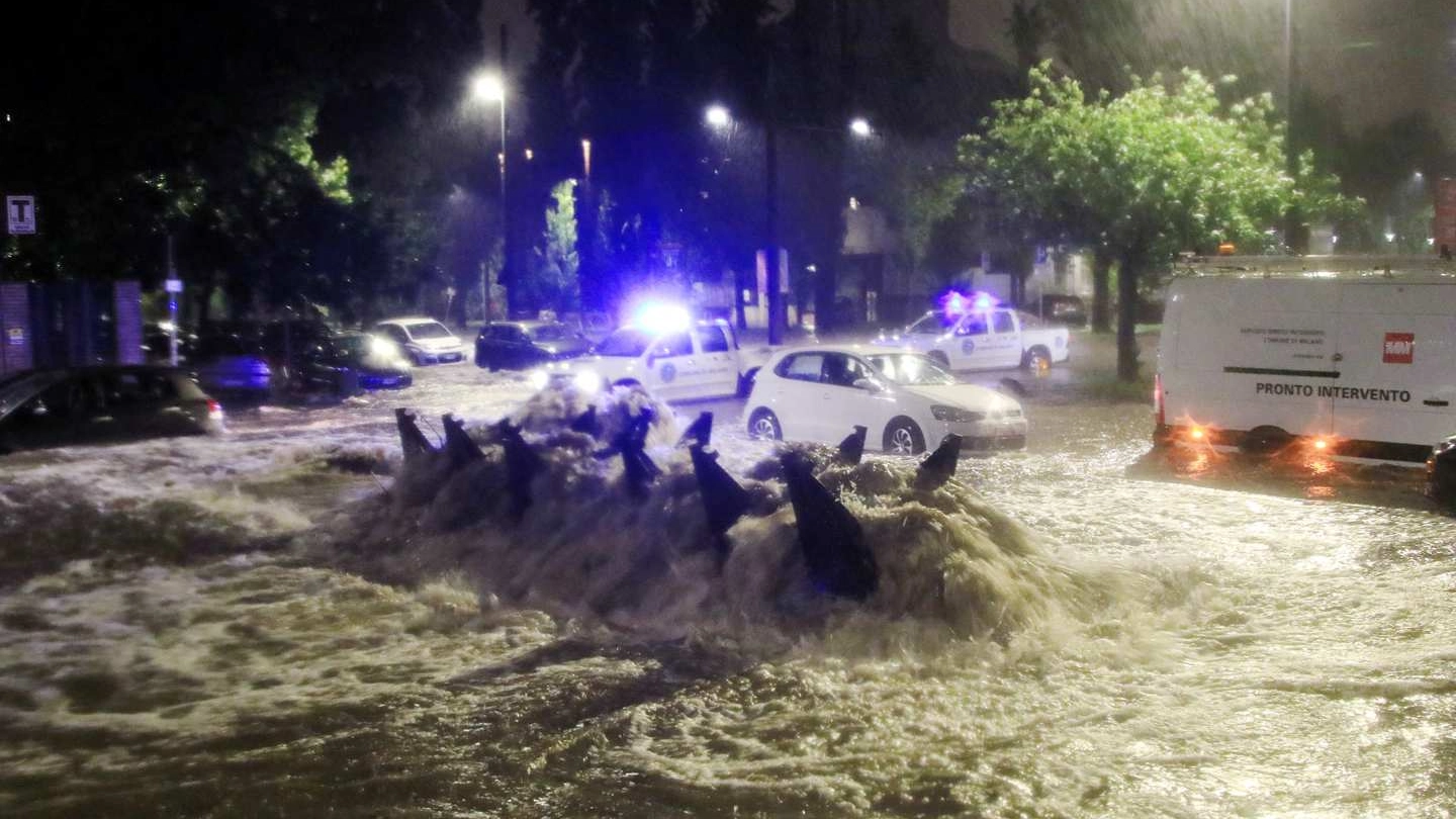 Maltempo, l'esondazione del Seveso durante l'ultimo temporale a Milano (Ansa)