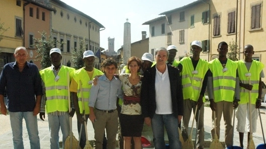 SETTEMBRE 2014 Il sindaco di San Miniato con i profughi (a quel tempo) al lavoro