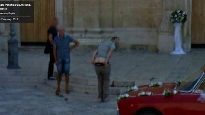 Si abbassa i pantaloni al passaggio dell'auto di Google Street view