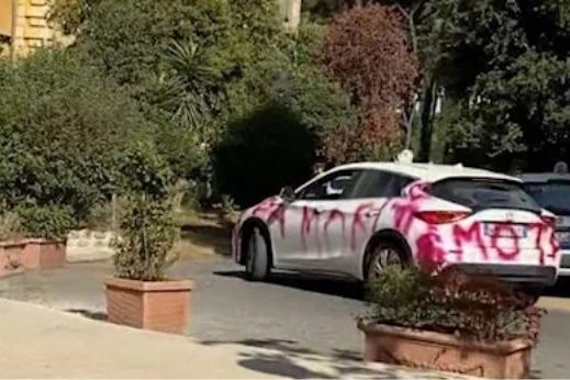 L'auto di Rossella vandalizzata nel 2021 (Welcome to Favelas)