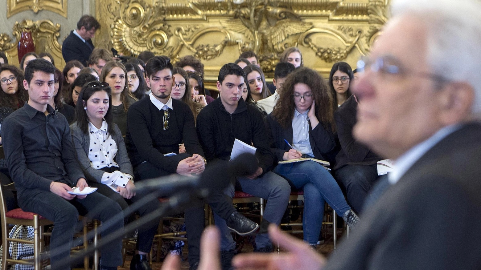 Il presidente Mattarella incontra gli studenti delle scuole superiori (Ansa)