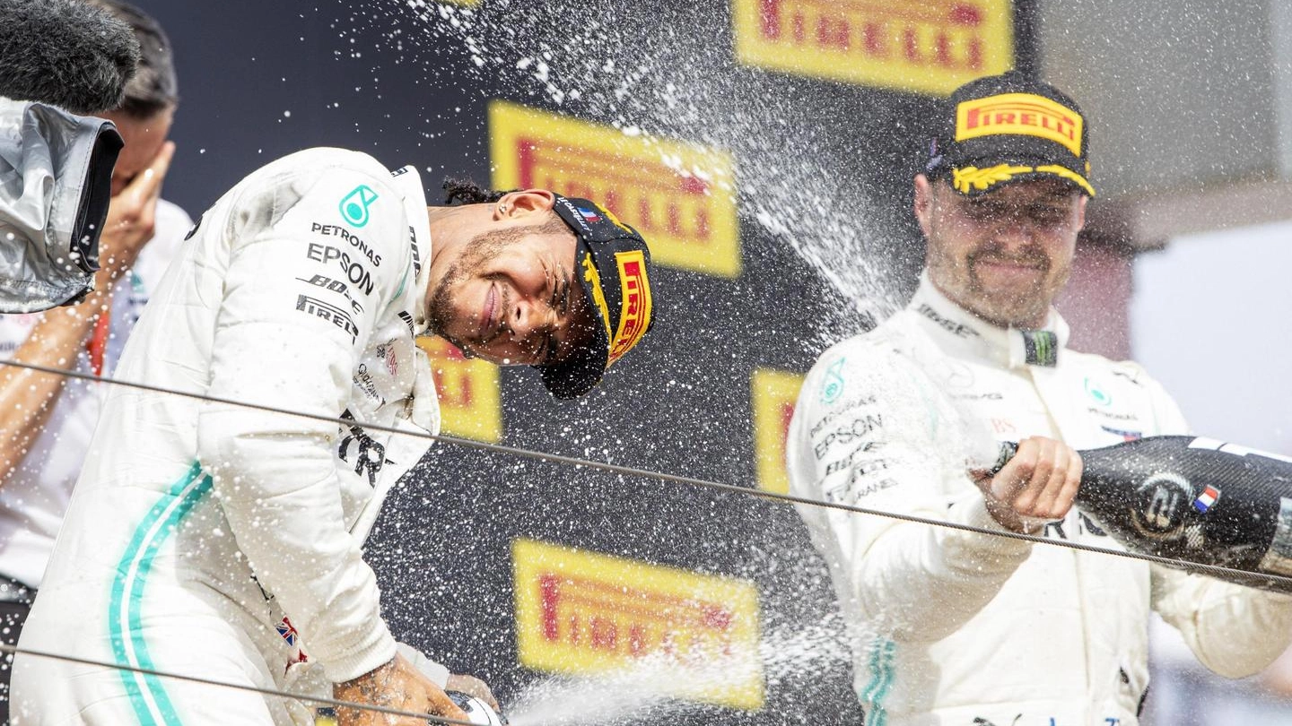 Hamilton e Bottas festeggiano la vittoria Mercedes al Gp di Francia (Ansa)