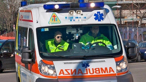 Un'ambulanza (foto d'archivio)