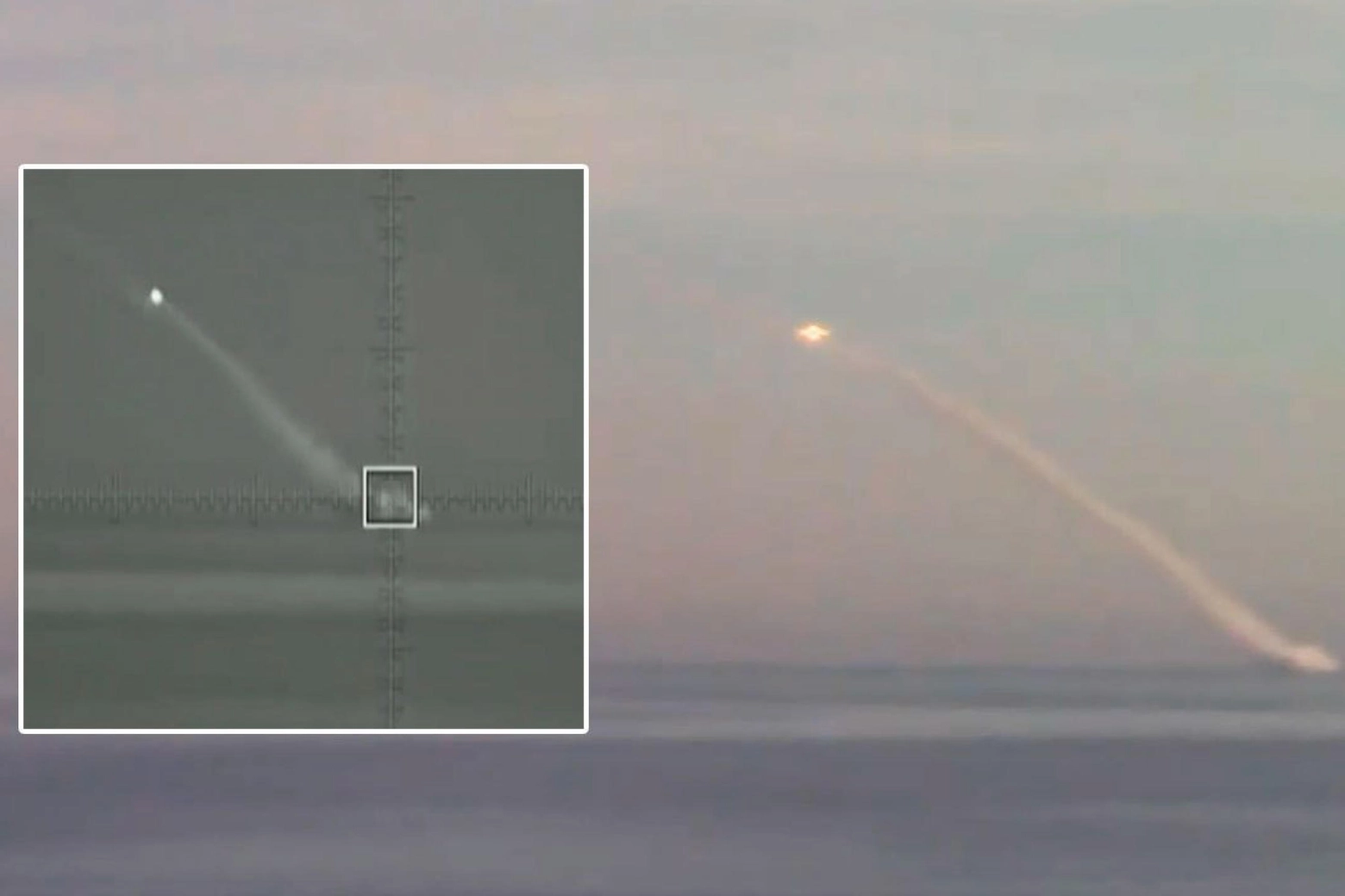 Il missile russo lanciato da un sottomarino (Ansa)