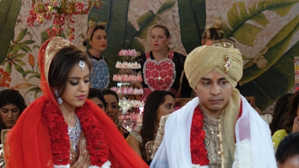 CERIMONIA La sposa Roshni e lo sposo Rohan, figlio del magnate  indiano Yogesh Mehta (Foto Gianluca Moggi/Pressphoto)