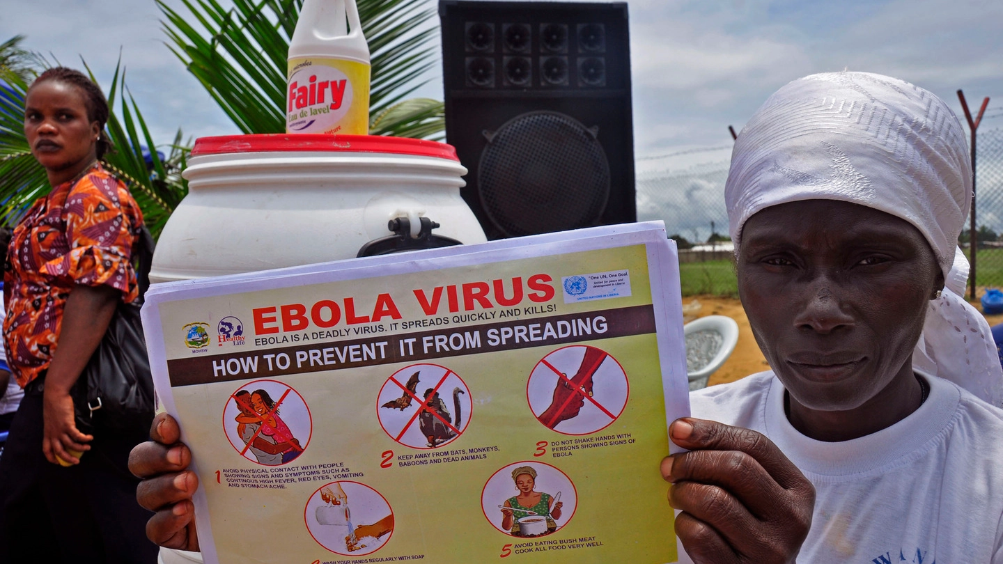 Una donna liberiana con le istruzioni per non contrarre il virus dell'ebola (Ap/Lapresse)