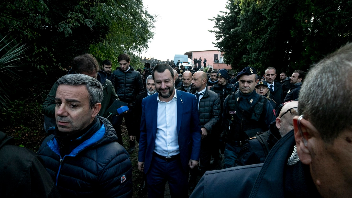 Matteo Salvini durante lo sgombero delle ville dei Casamonica (LaPresse)
