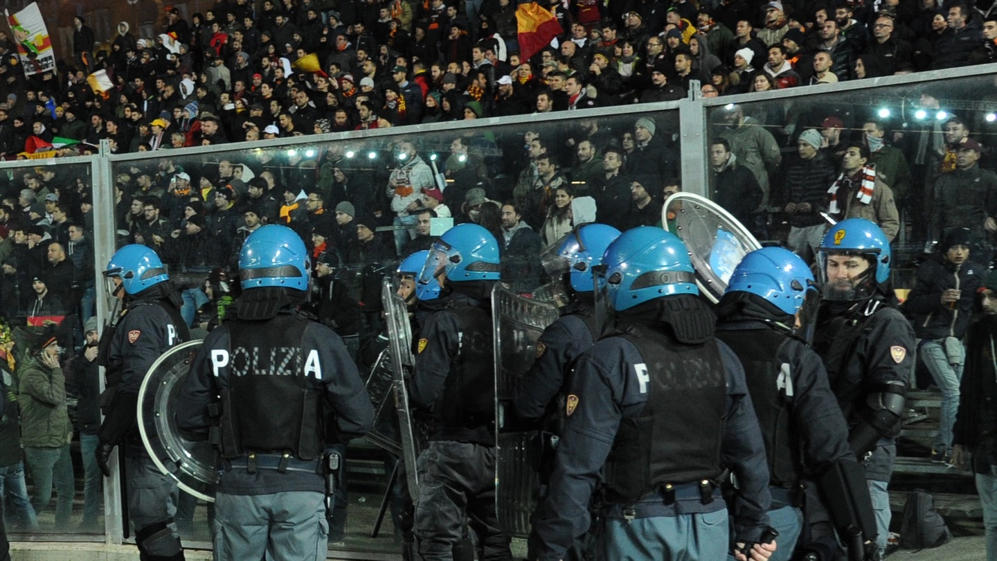 Tensioni tra polizia e tifosi a Bergamo (Newpresse)