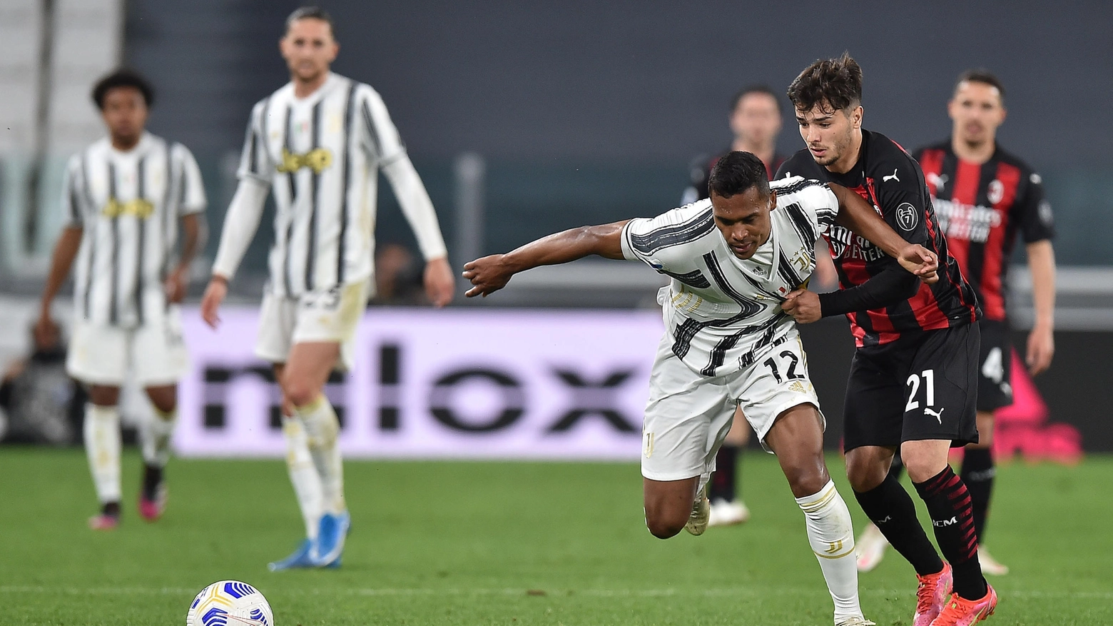 Juventus-Milan, corpo a corpo fra Alex Sandro e Diaz (Ansa)