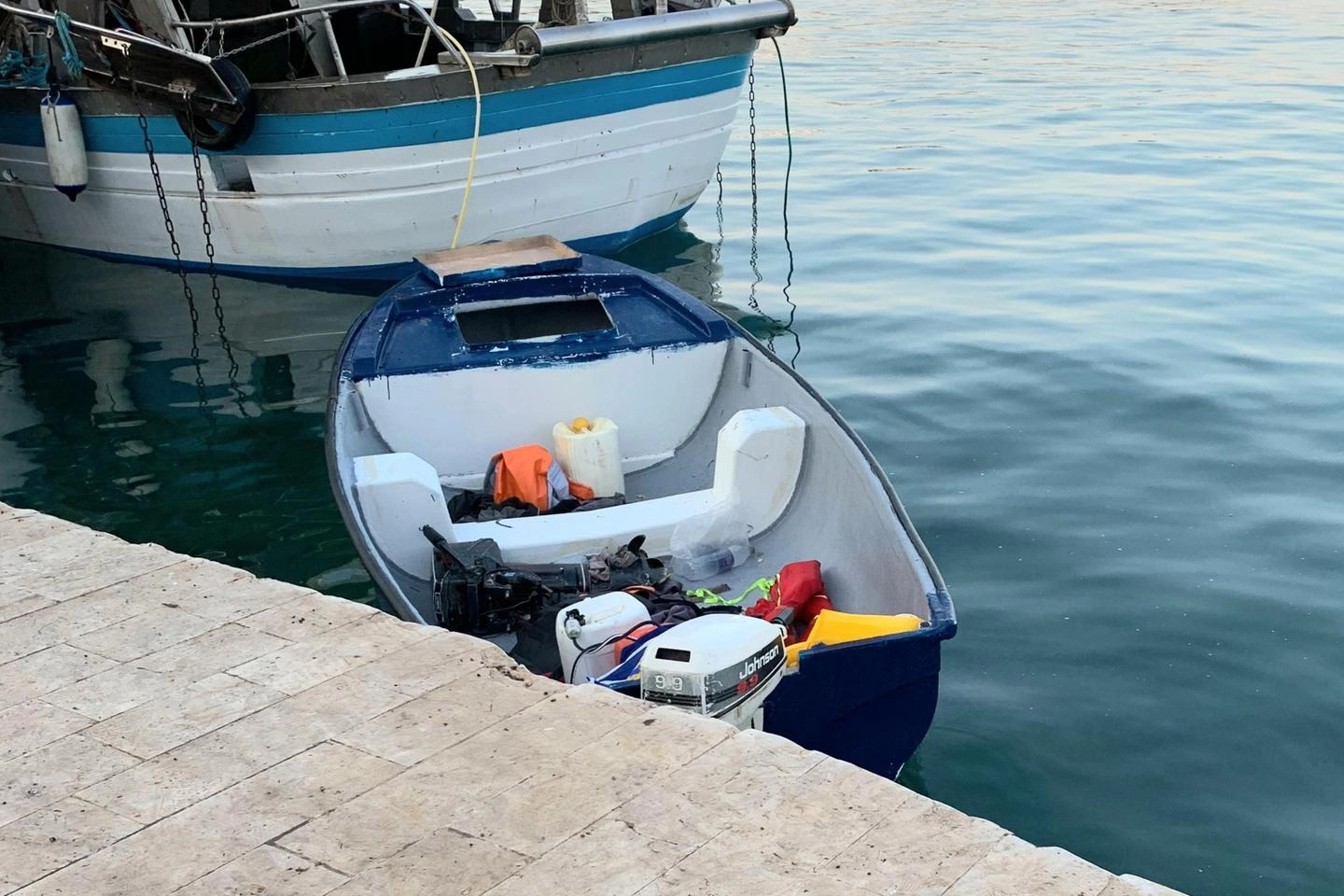 Un barchino con una decina di migranti giunto in posto a Lampedusa (Ansa)