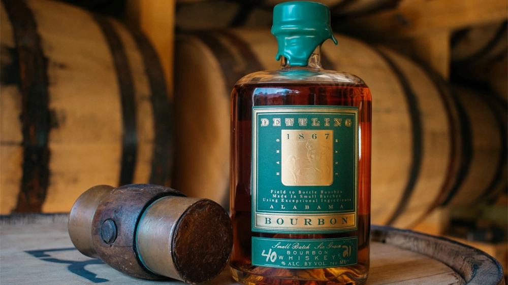 Una bottiglia di Dettling Bourbon – Foto: Big Escambia Spirits, pagina Facebook ufficiale