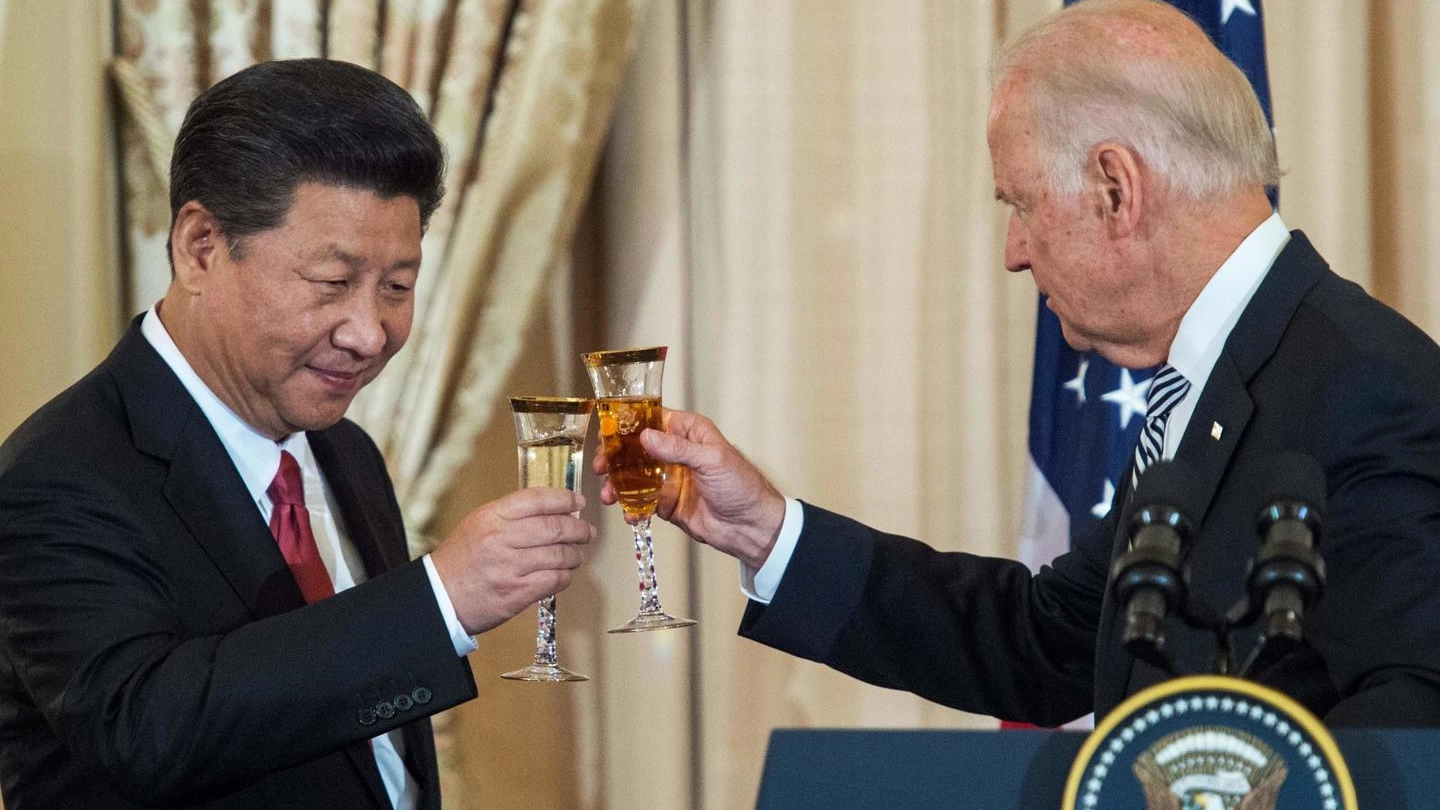 Xi Jinping e Joe Biden in un incontro nel 2015 (Ansa)
