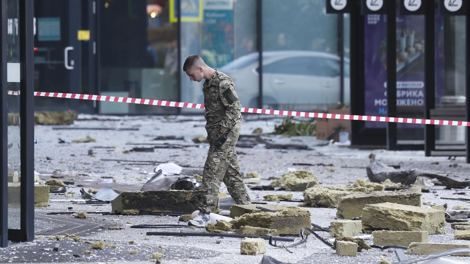 I detriti del palazzo danneggiato dai droni ucraini a Mosca (Ansa)