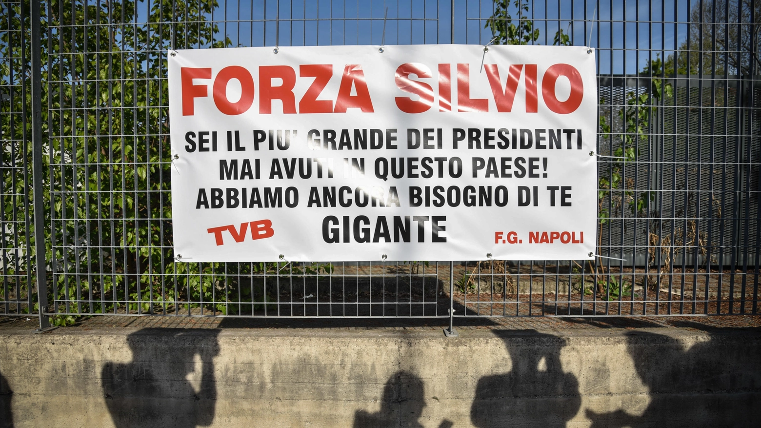 Nuovo striscione di sostegno a Silvio Berlusconi davanti all’ospedale San Raffaele