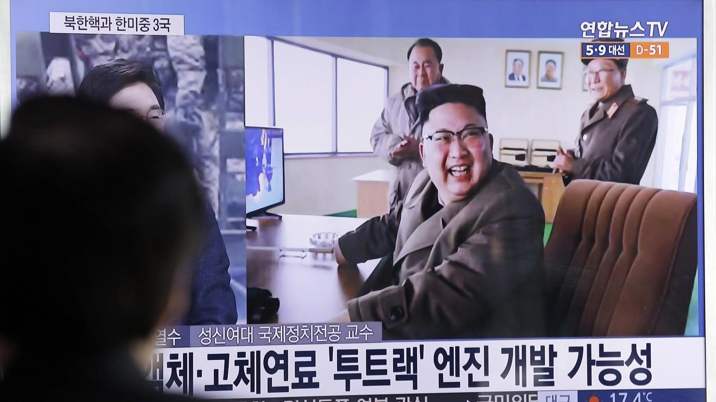 Kim Jong Un commenta entusiasta il test del nuovo motore per i missili (Ansa)