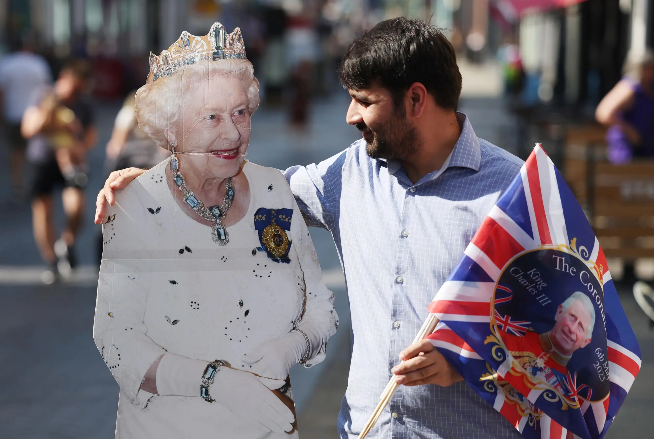 L'anniversario della morte della regina Elisabetta. Harry a Londra, Carlo e  William lo evitano