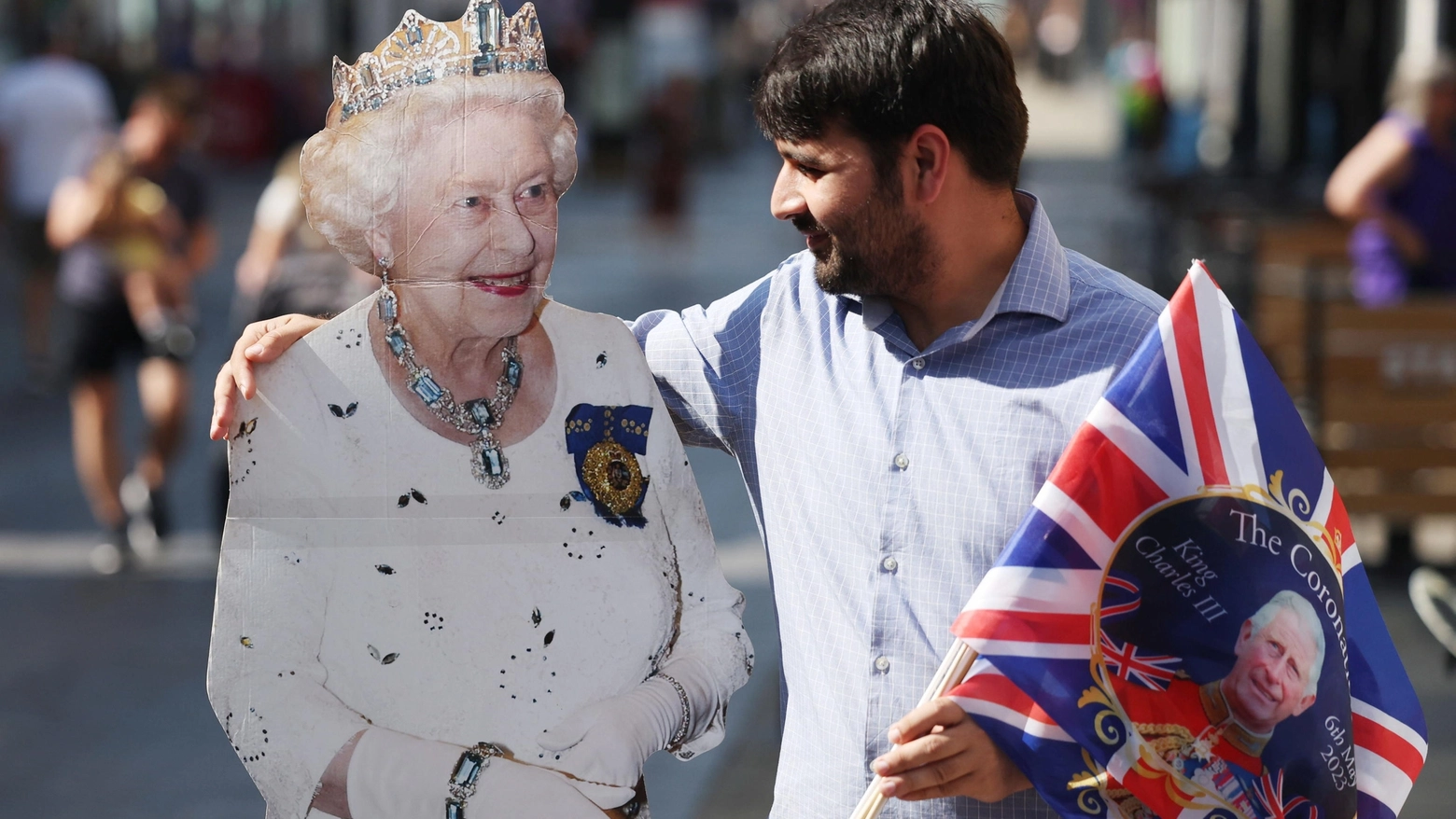 Un cartonato della regina Elisabetta per le strade di Windsor (Ansa)
