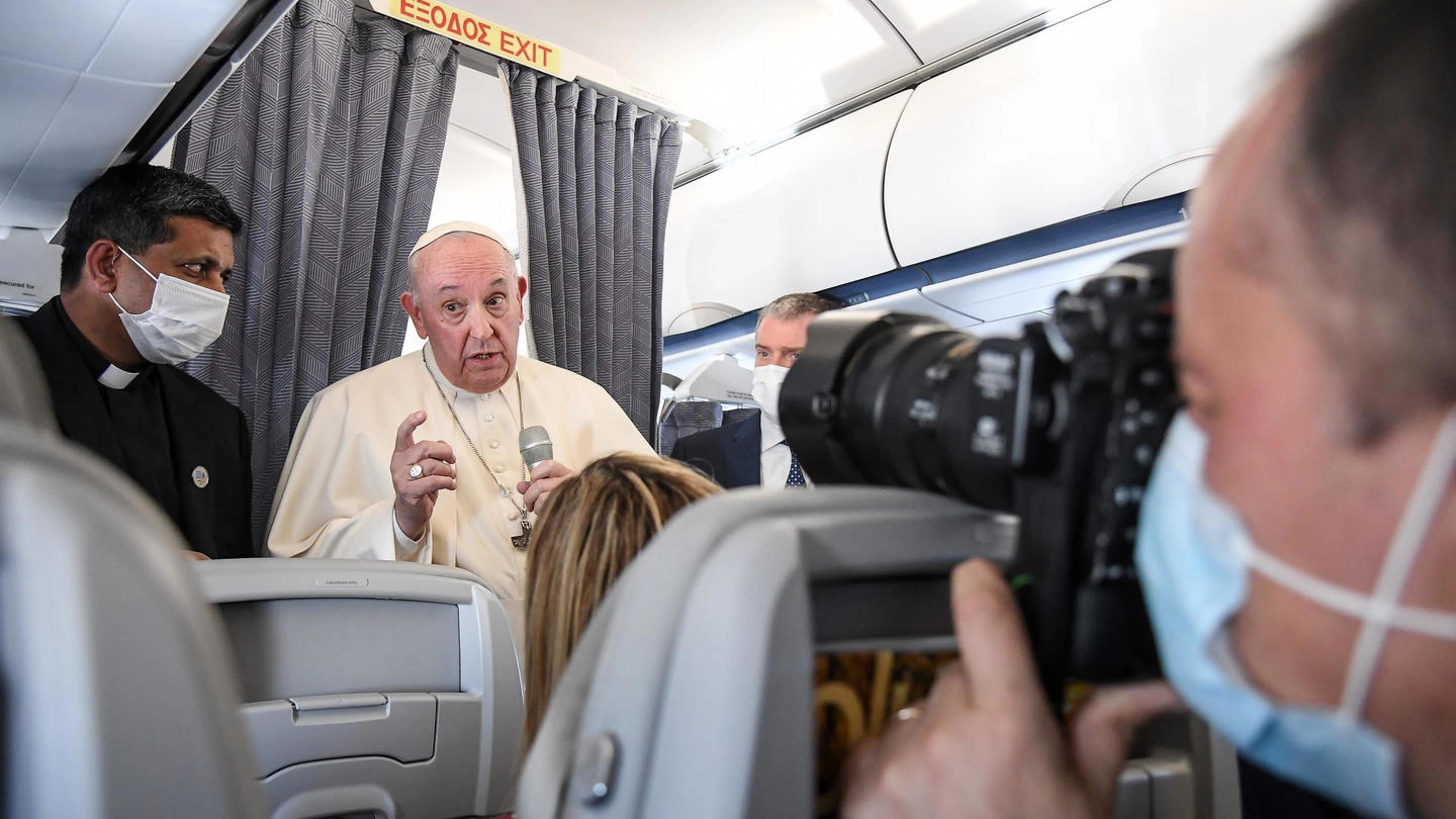 Il Papa sul volo di ritorno dal viaggio in Grecia (Ansa)