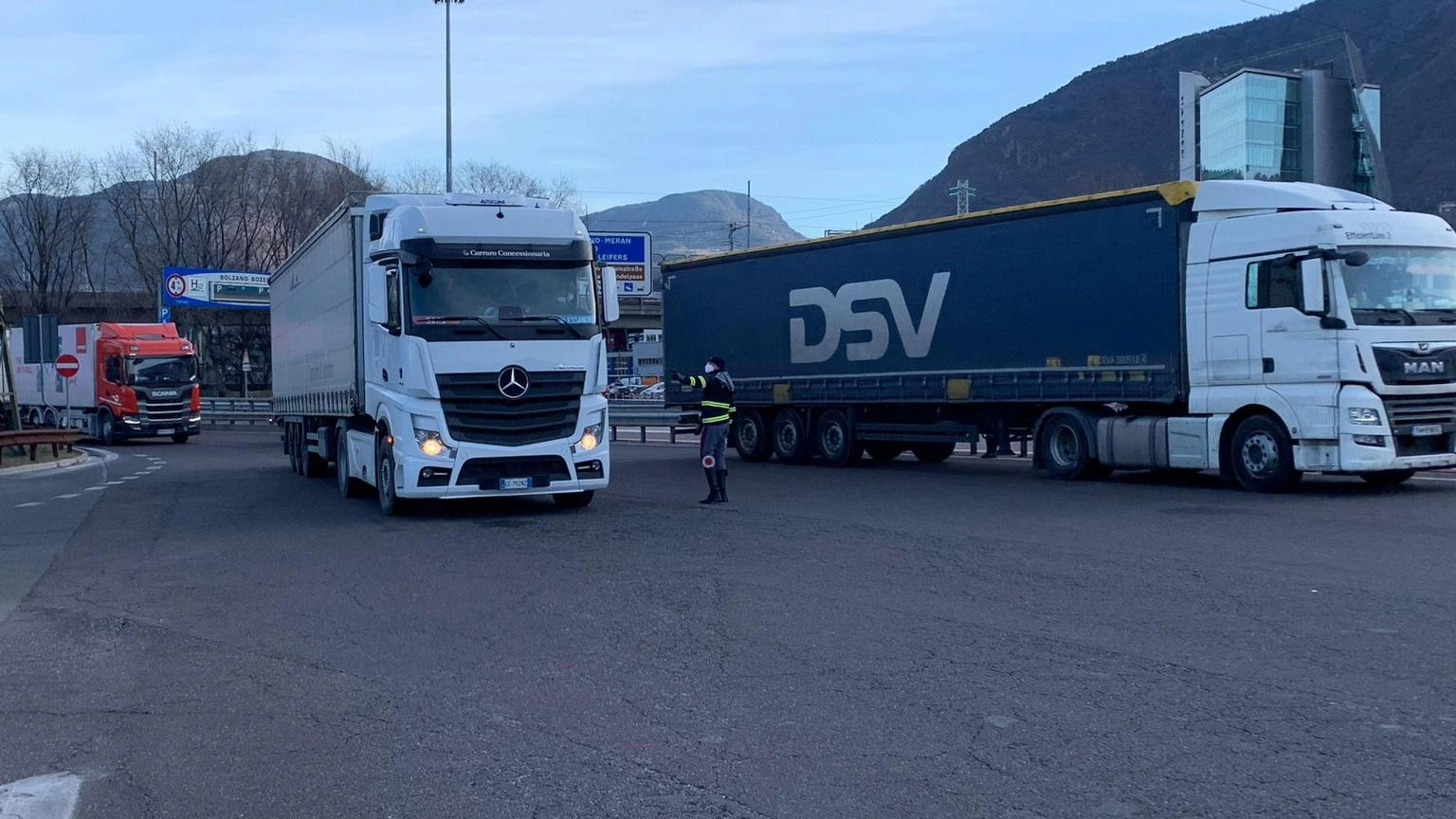 Salvini incontra i camionisti, 25 milioni per rinnovo mezzi