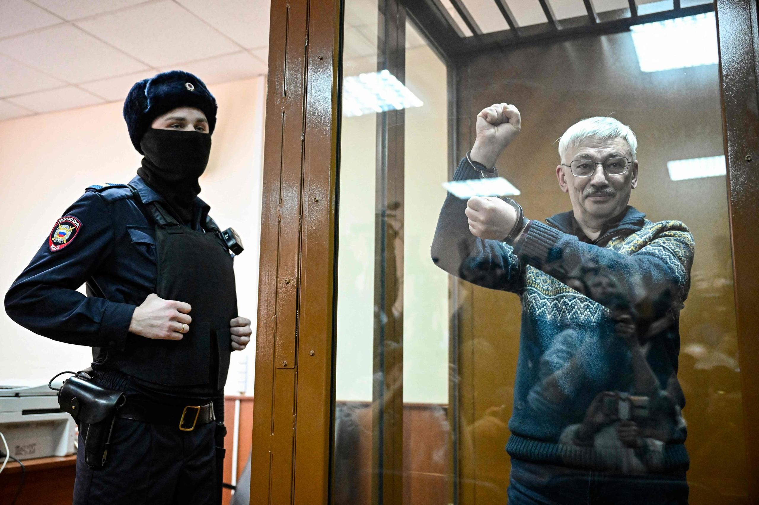 Russia, condannato l’attivista anti-guerra Orlov: 2 anni e mezzo in una colonia penale