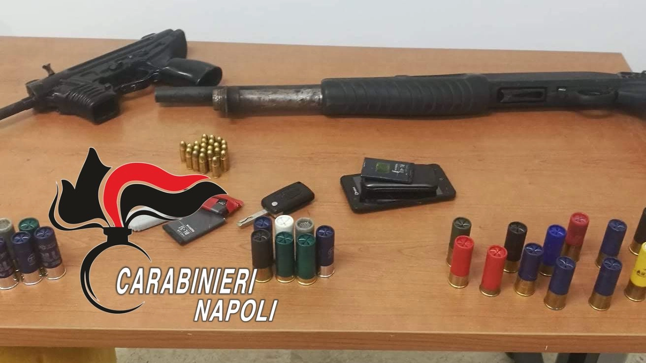 Armi da guerra in casa, arresto a Napoli